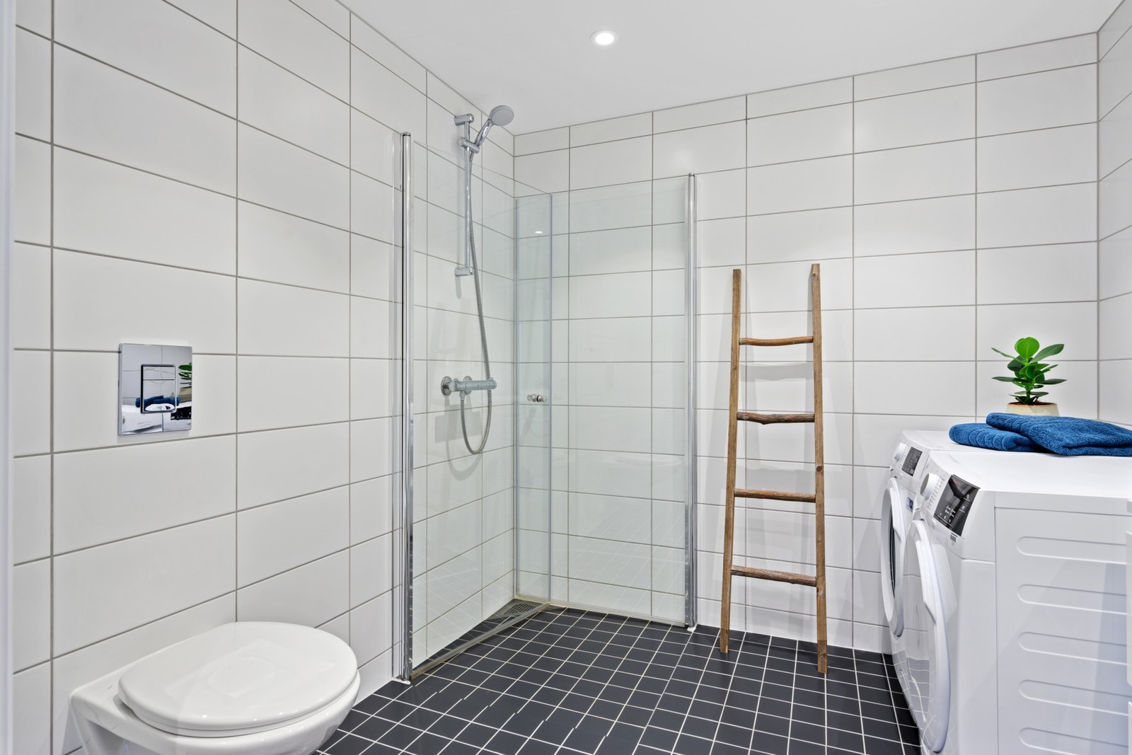 Prasktisk dusjhjørne og opplegg for vaskemaskin. Badet har fått TG0 av takstmann. Galleribilde