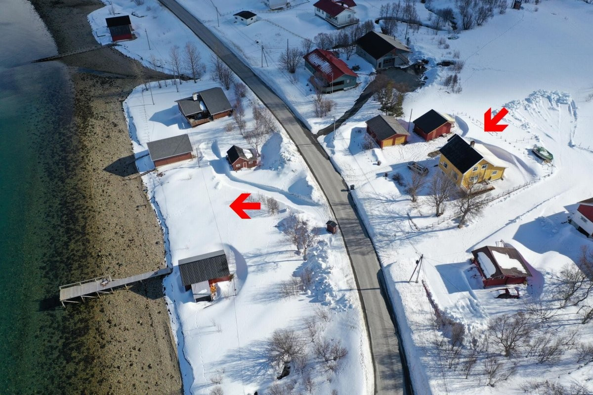 Det medfølger parsell med strandlinje like nedenfor huset.