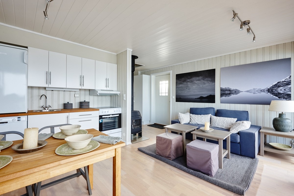 Stuen er lys og luftig med store vindusflater Galleribilde