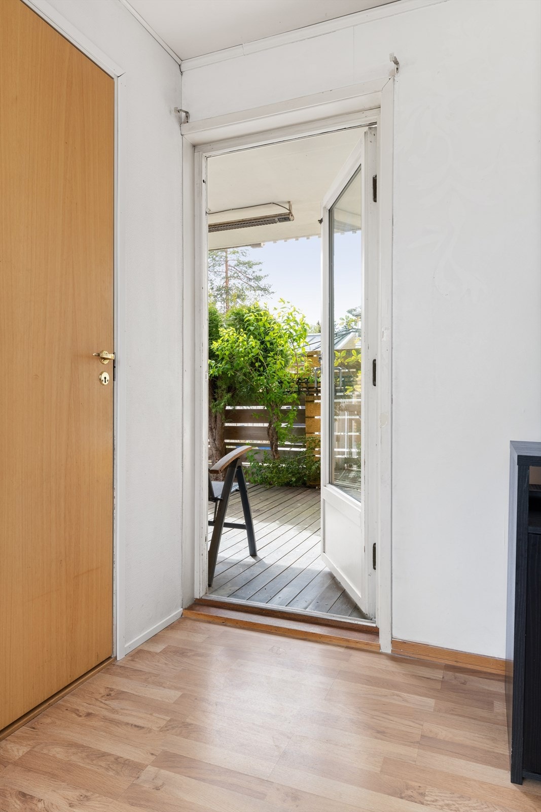 Videre er det utgang til en sydvestvendt terrasse på ca. 12 m² med gode solfrohold. Galleribilde