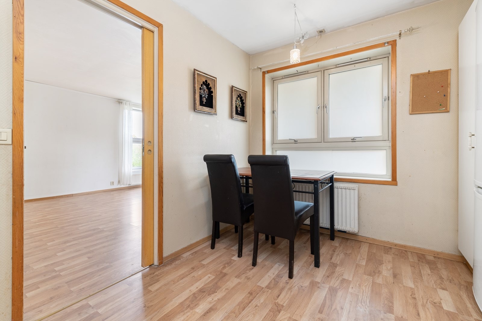 Kjøkken med plass til spisebord. Galleribilde