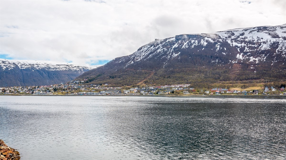 På terrassen har man god utsikt til fjellheisen