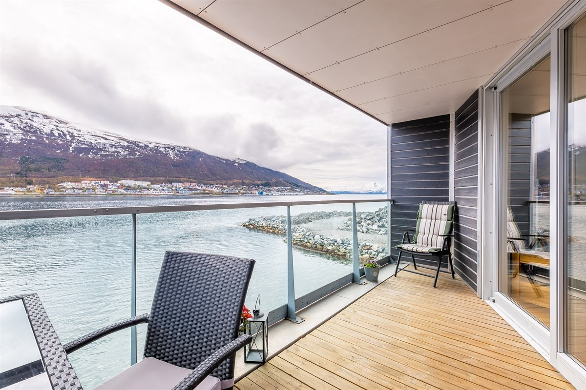Fra stue er det utgang til terrasse med fantastisk utsikt over Tromsøysundet og fastlandet - her sett mot sør