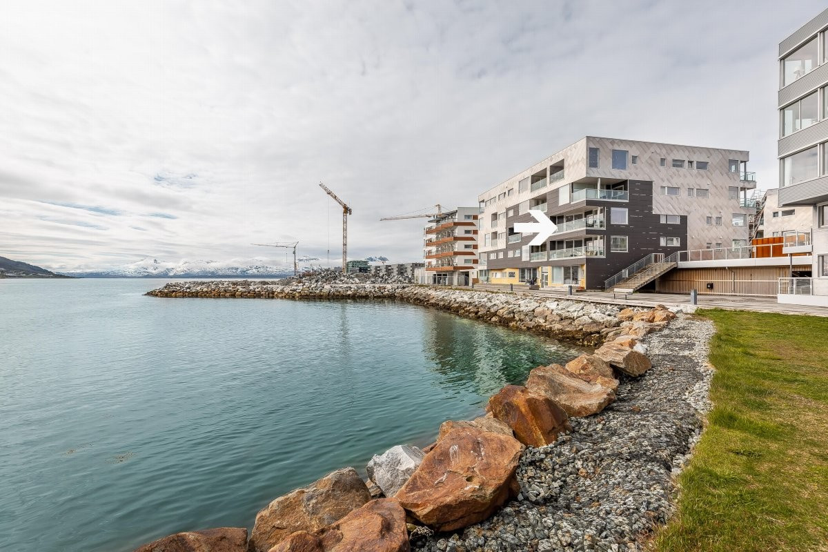 Leiligheten har veldig god beliggenhet med kort vei til bussholdeplass, butikk og bare 1 km til Tromsø sentrum med alle sentrums fasiliteter