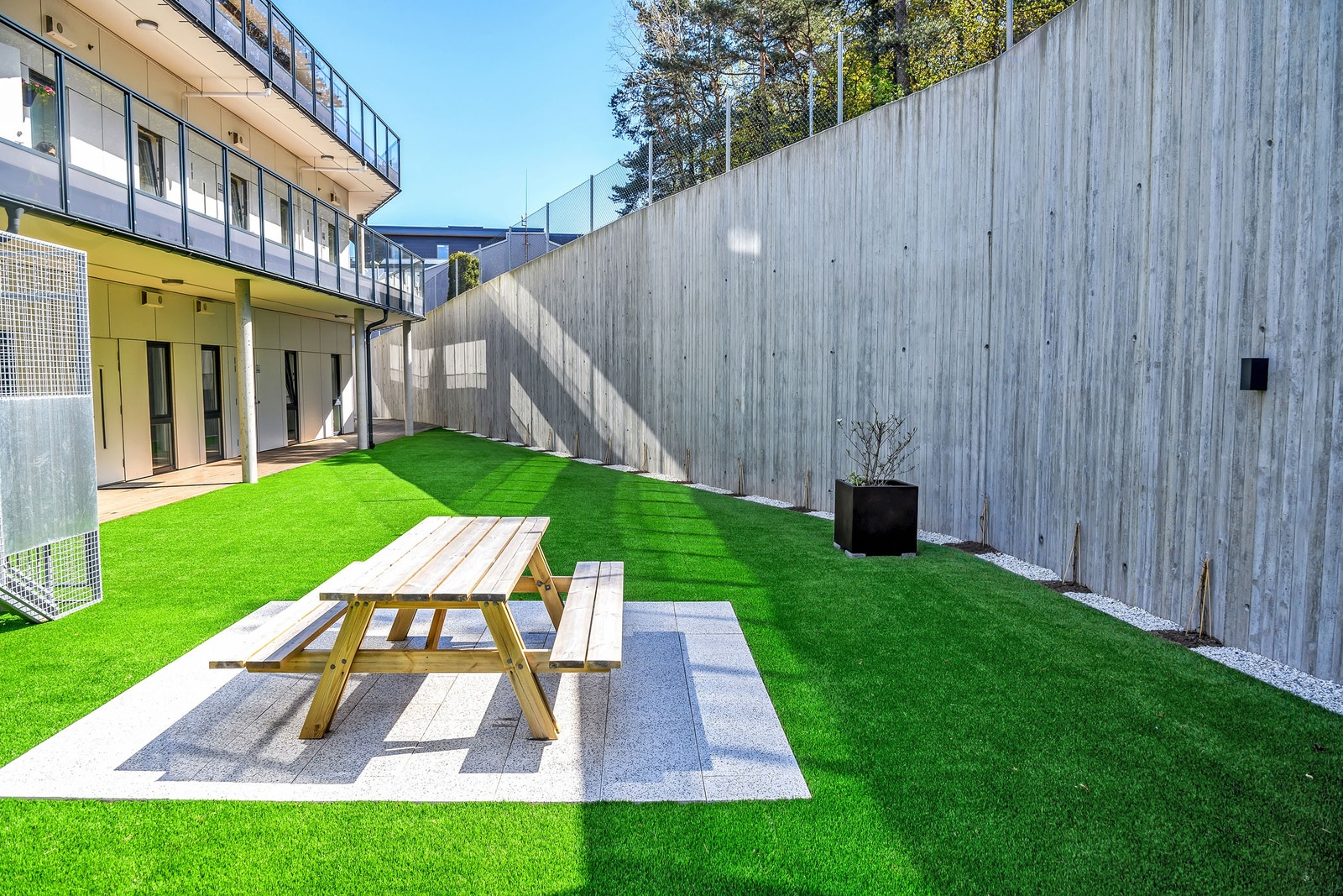 Hyggelig og solrik uteplass Galleribilde