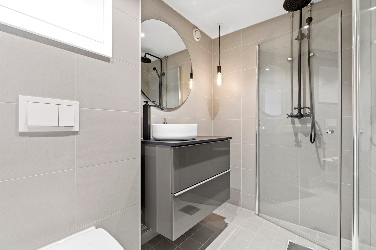 Delikat og moderne bad pusset opp i 2018 med opplegg for vaskemaskin. Galleribilde