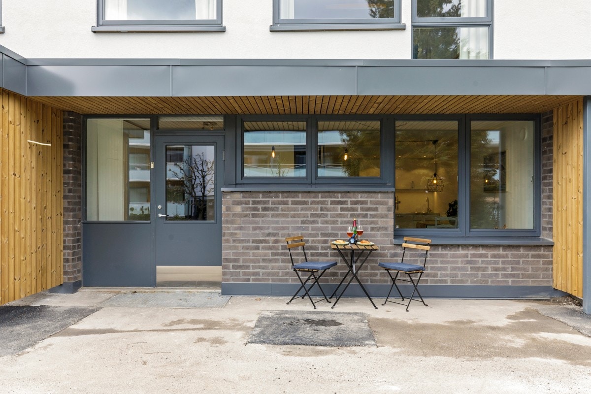Leiligheten har eget inngangsparti, hvor du har en hyggelig uteplass. Galleribilde
