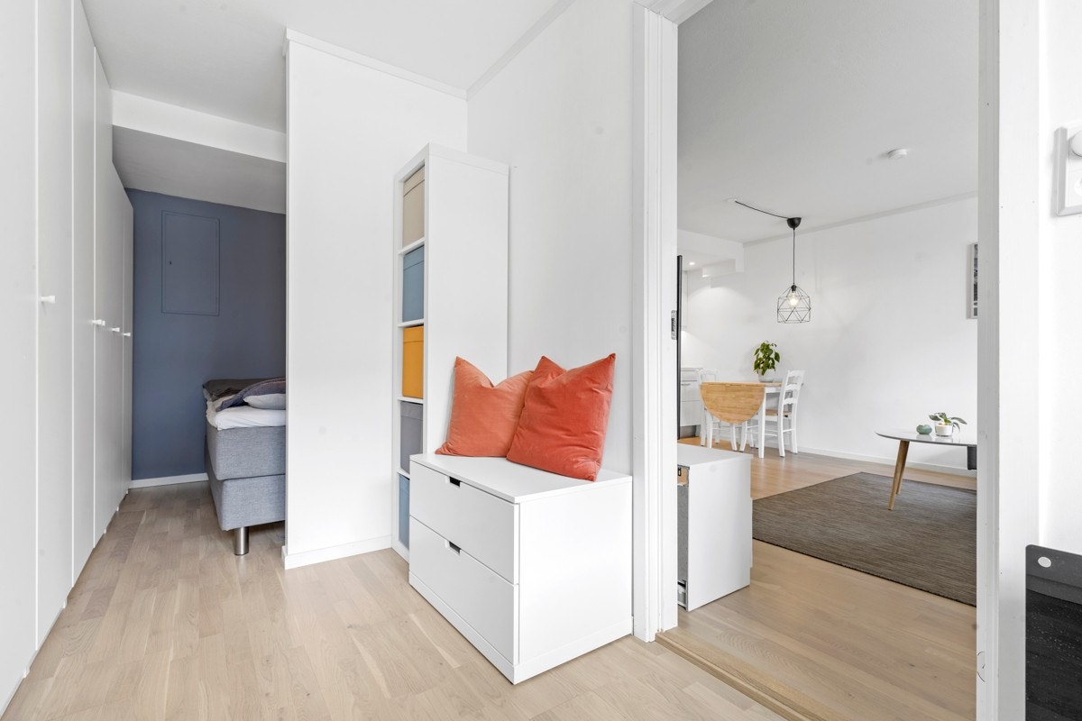 Fra entreen inn mot sovealkove. Skap langs hele venstre vegg. Galleribilde