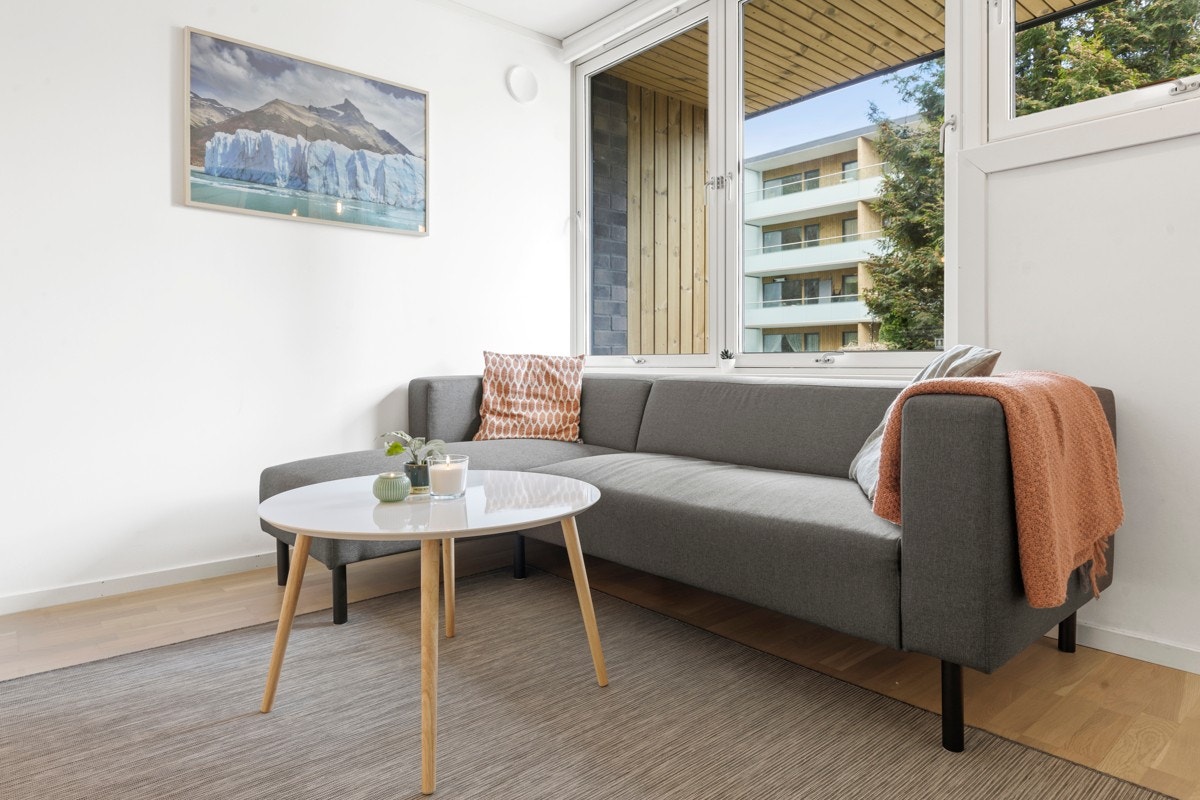 De store vindusflatene slipper inn rikelig med naturlig lys. Galleribilde