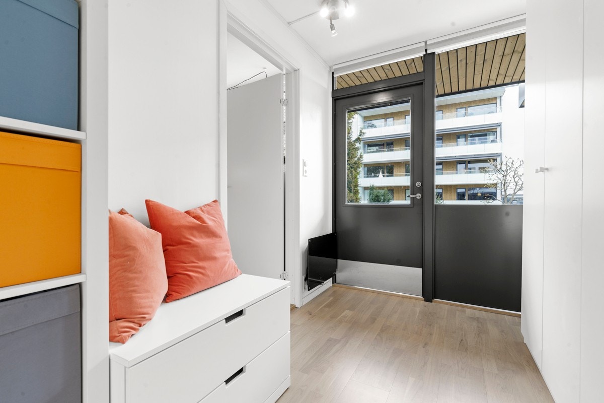 Innbydende og romslig entré med god plass til oppbevaring av sko- og ytterbekledning. Galleribilde