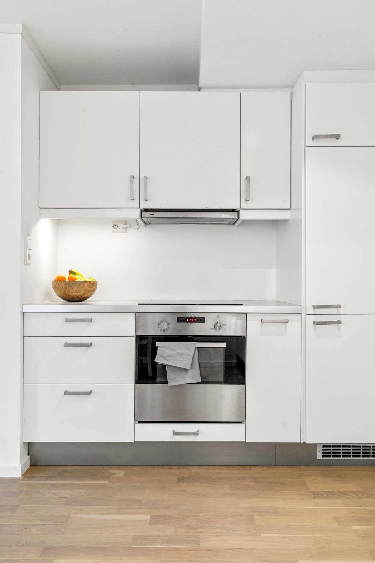 Integrerte hvitevarer; platetopp, ovn, oppvaskmaskin og kjøle- og fryseskap. Galleribilde