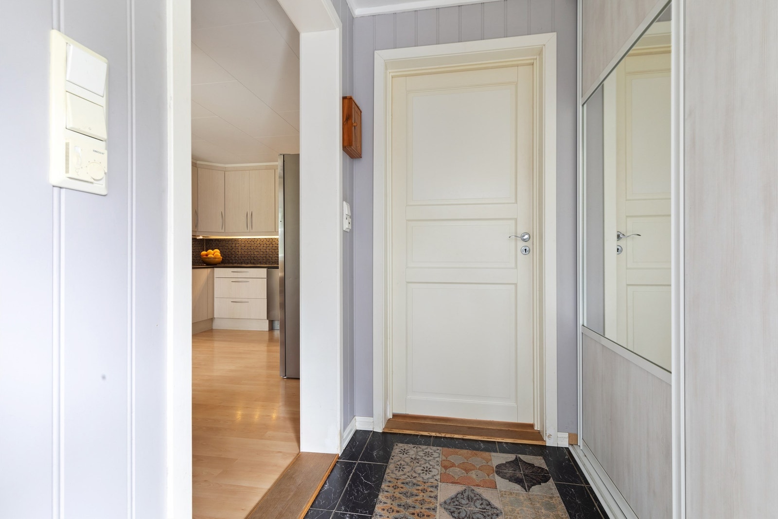 Flislagt entre med skyvedørsgarderobe Galleribilde