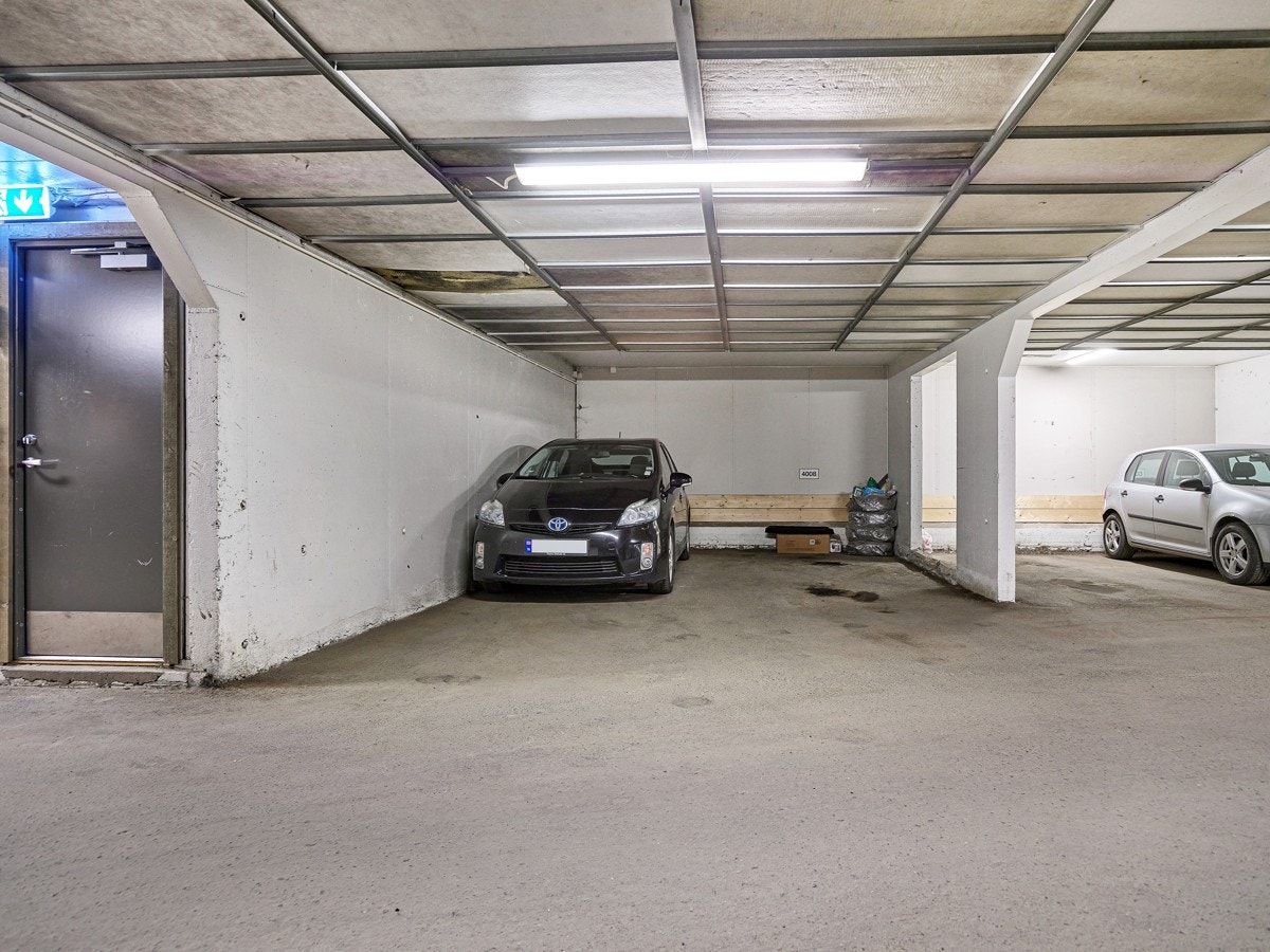 Til boligen følger det en biloppstillingsplass i felles garasjeanlegg. Galleribilde