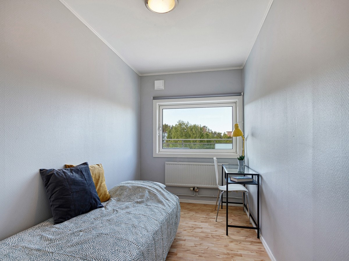 Romslig barne/gjesterom med god plass til seng og garderobesskap. Galleribilde