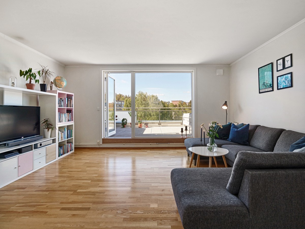 Stor og lys stue med store vindusflater. Rikelig med dagslys. Galleribilde