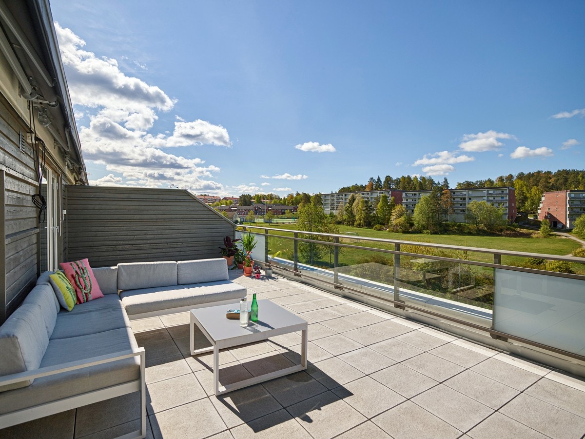 Boligen disponerer egen stor solrik sydvestvendt terrasse på ca. 34. kvm. Galleribilde