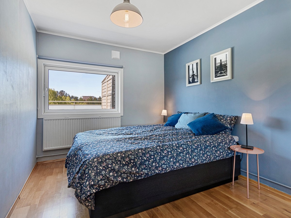 Stort hovedsoverom med god plass til dobbeltseng og garderobeskap. Galleribilde