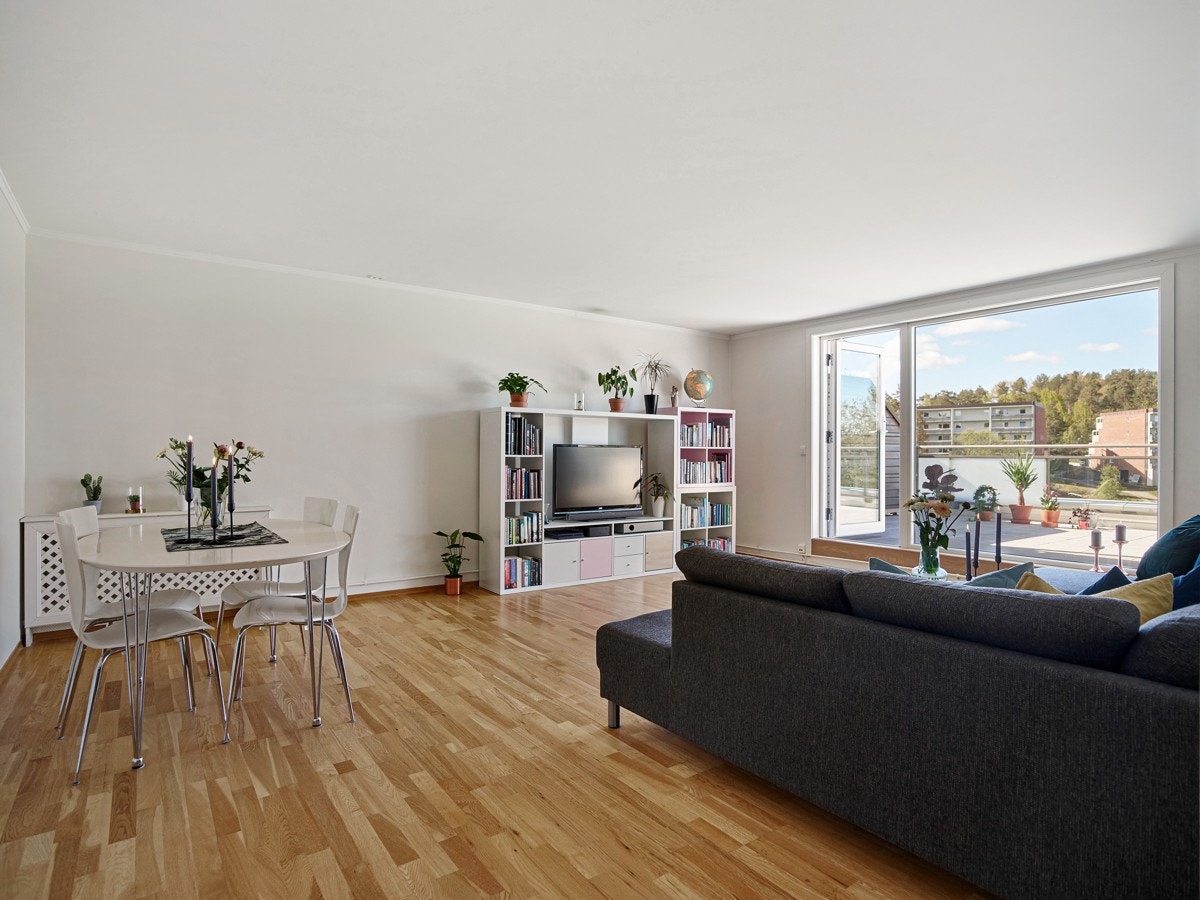 Stor stue med god plass til sofagruppe, mediamøbler og spisestue. Galleribilde
