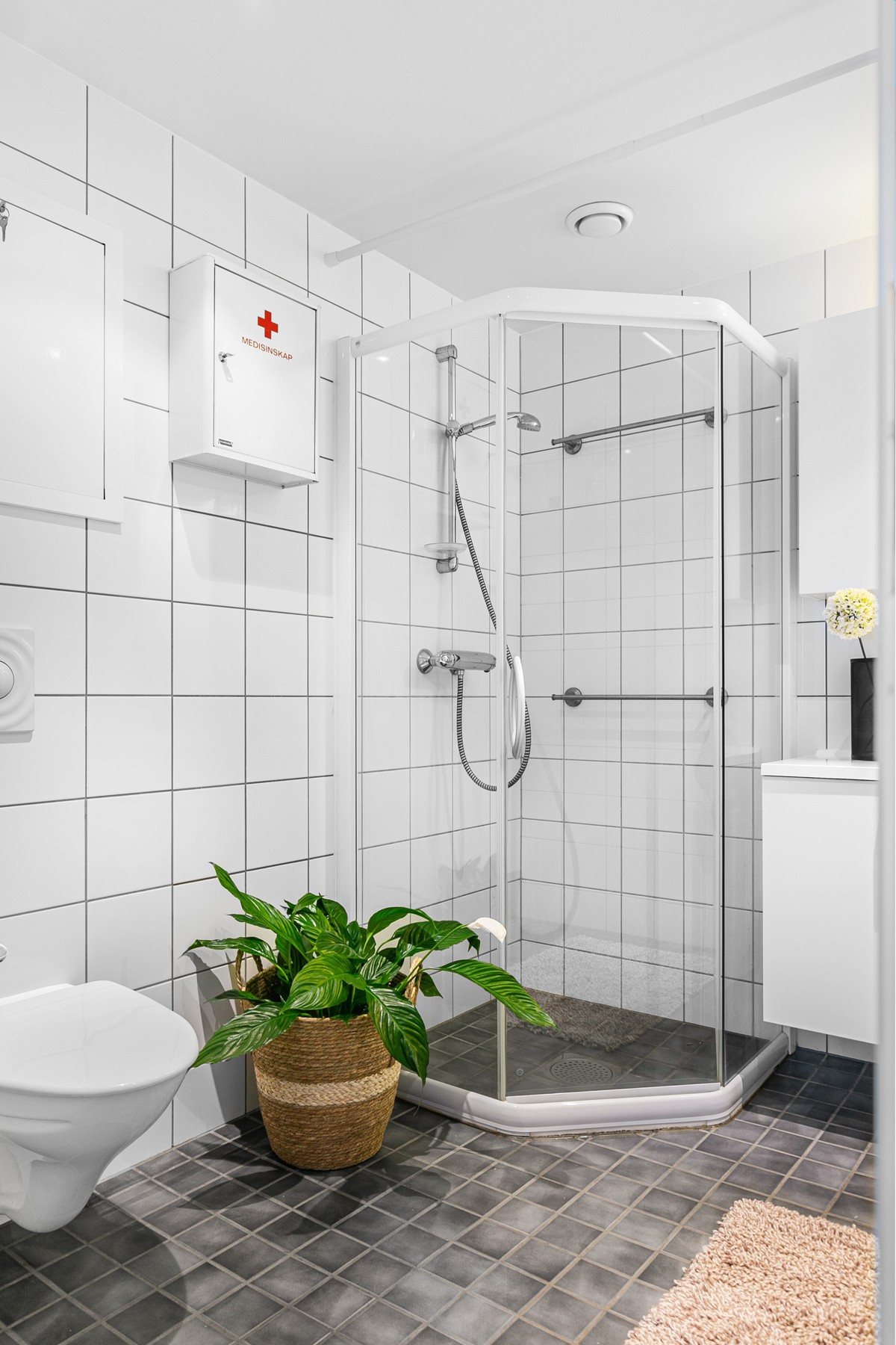 Her er det gulvvarme og downlights i tak