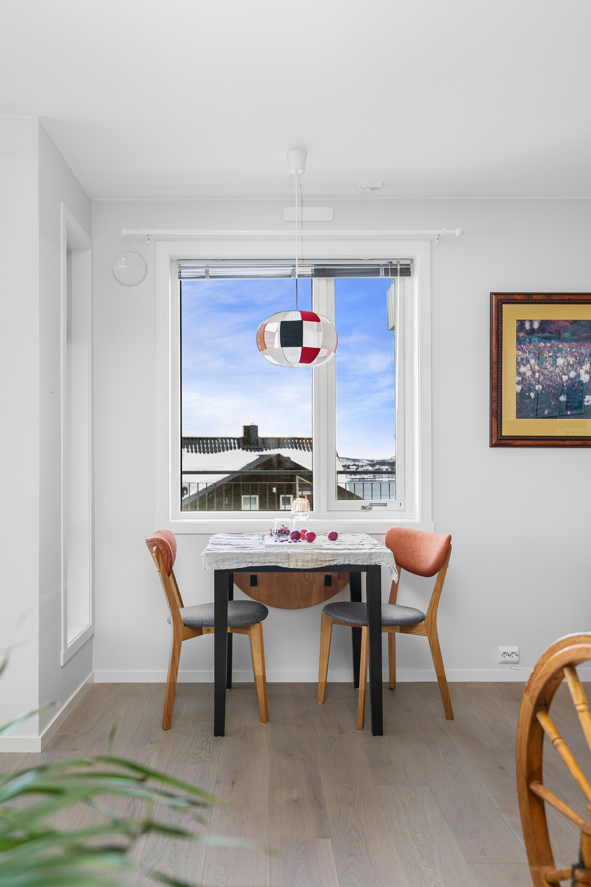 Det er fint mulig å ha et kjøkkenbord ved vindu - Her kan den flotte utsikten nytes til dagens første kaffekopp