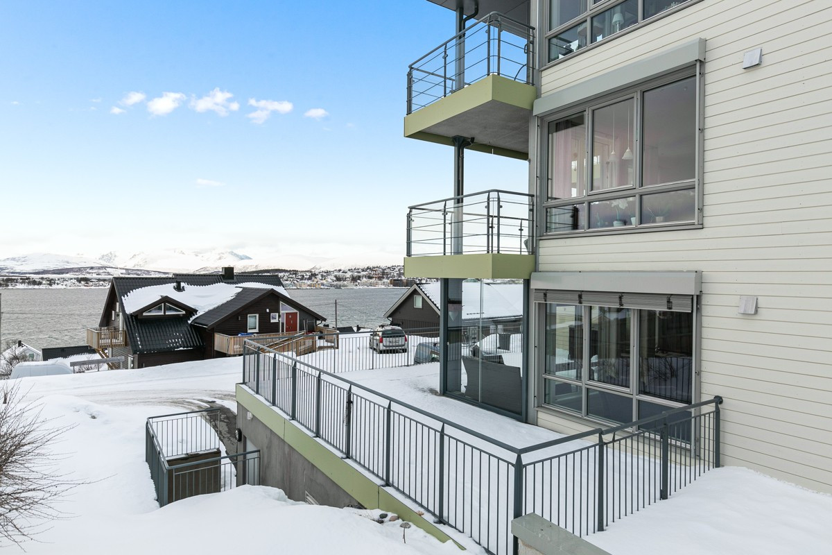 Det er felles innendørs garasjeanlegg i byggets underetasje