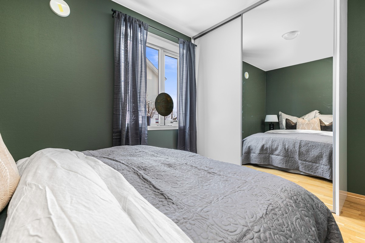 Hovedsoverommet har skyvedørsgarderobe langs ene veggen