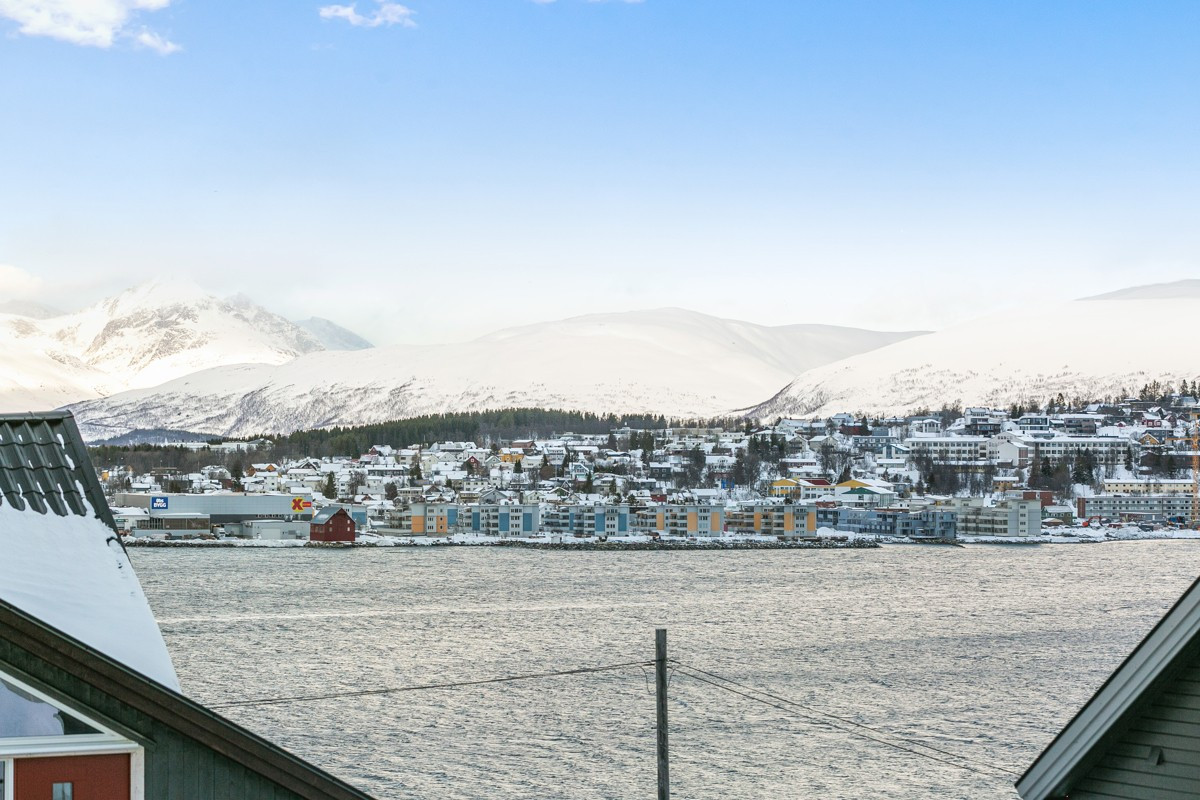 Utsikten er mot Tromsøya, innseilingen og Rya-forbindelsen