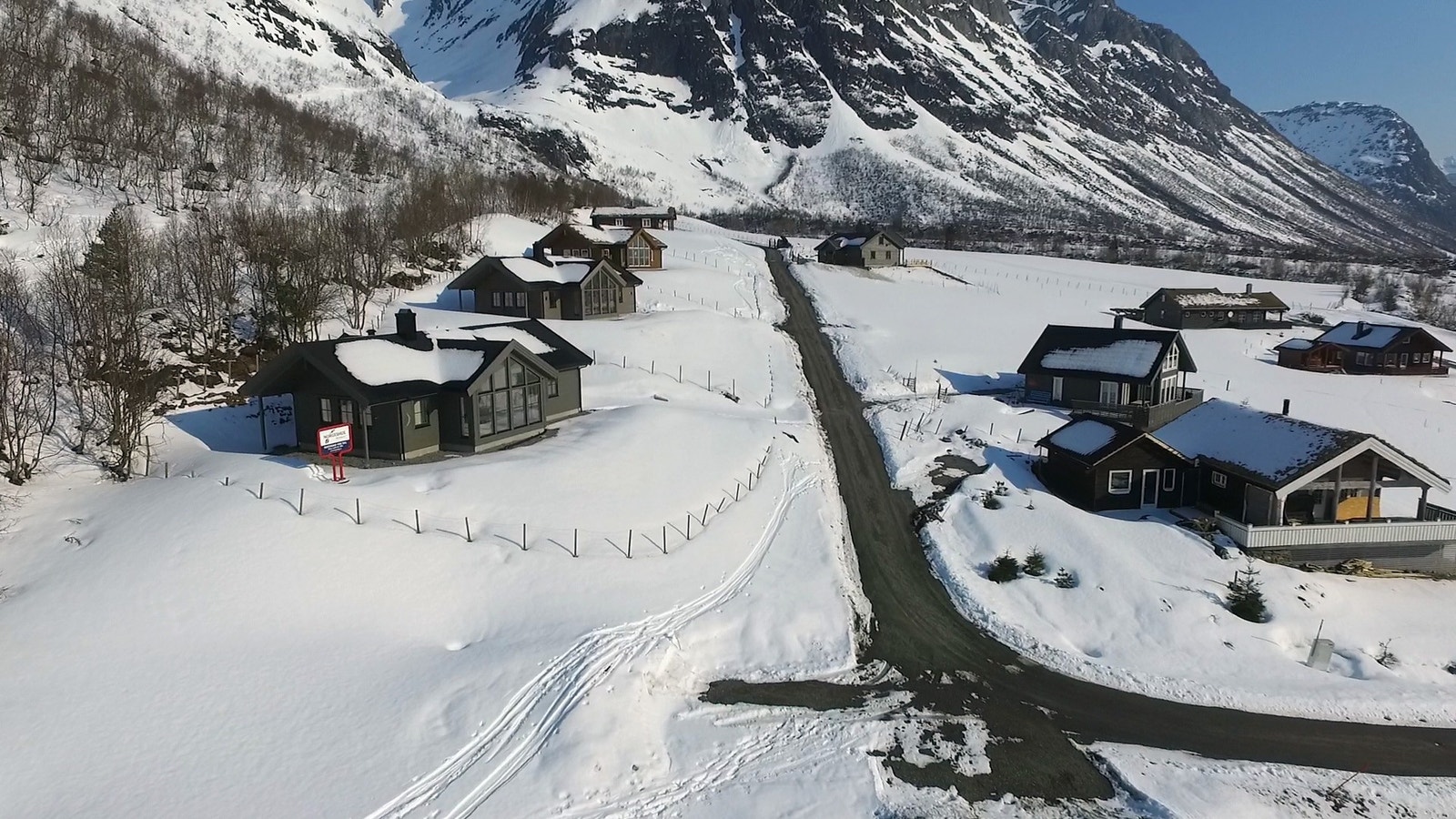 Hytta til venstre i biletet står klar til eigeninnsats - eller De kan velje vår nøkkelferdige pakke. Galleribilde