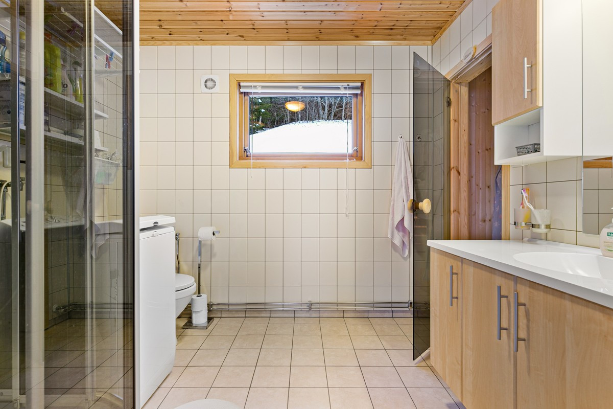 Romslig baderom med wc, dusjkabinett og badstue