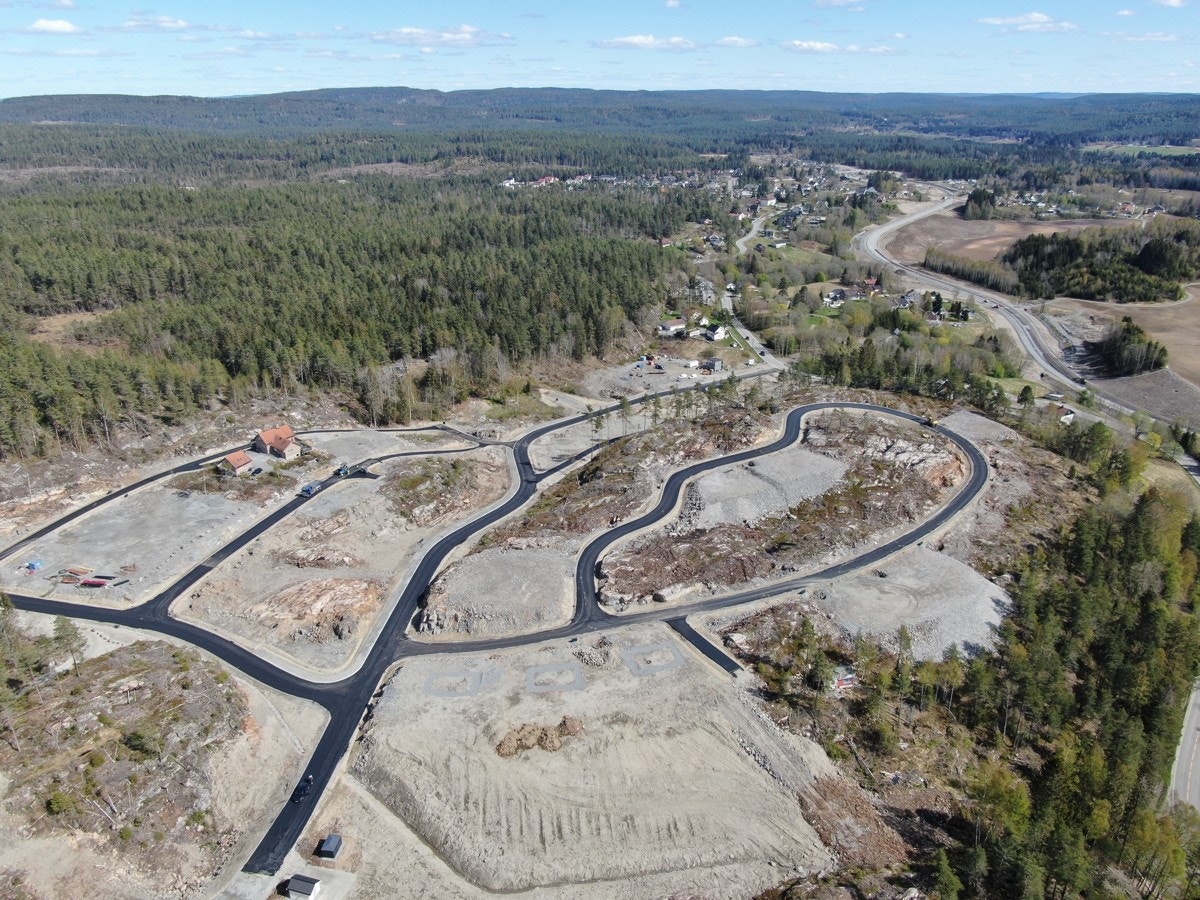 Bilde fra området tatt 4. mai. Internveier er nå ferdig asfaltert, tomtene er byggeklare med vann, vei og avløp til tomtegrensen. Flere flotte utsiktstomter ledig. Galleribilde