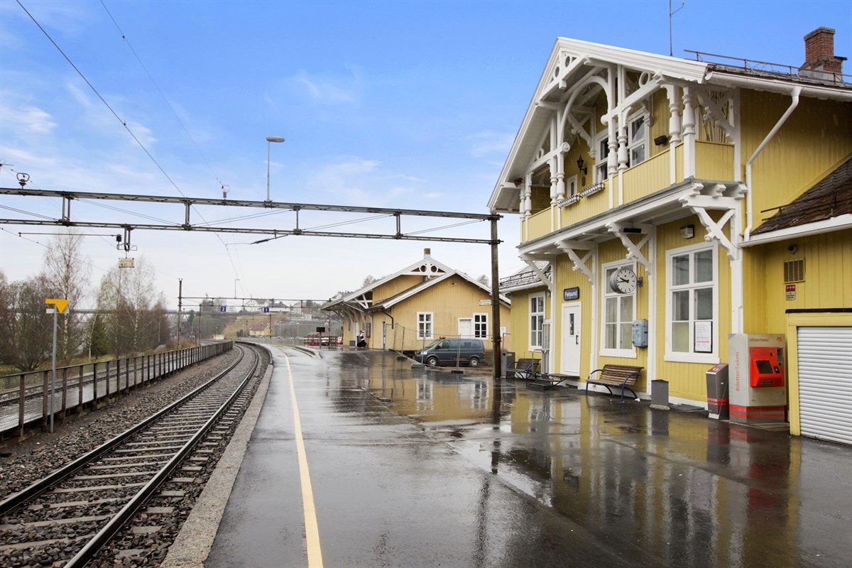 Nærmeste togforbindelse Svingen Stasjon, alternativt Fetsund Stasjon som bildet viser. Galleribilde