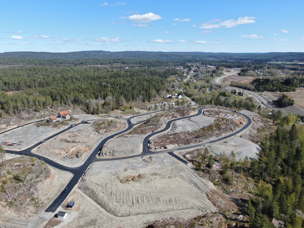 Flotte selvbyggertomter i Fet, tomtene er merket og kan fritt besiktiges. 757-1151 kvm. 20% BYA. Selges uten byggeplikt, kjøper står helt fritt i valg av husleverandør. Galleribilde