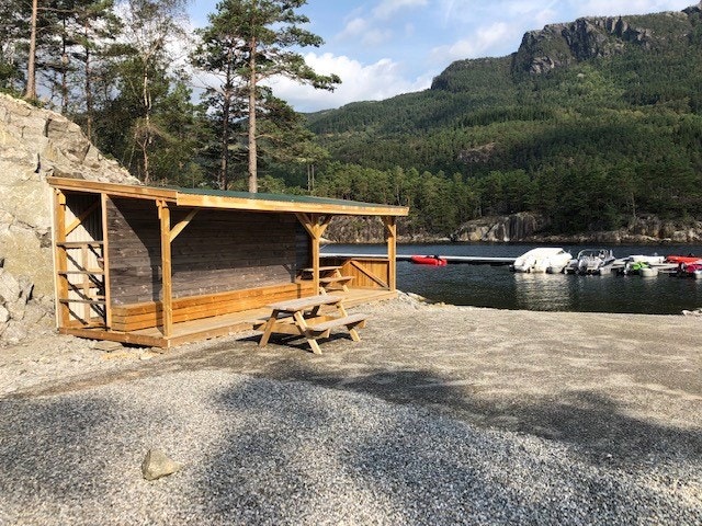 Gapahuk med kajakkhotell Galleribilde