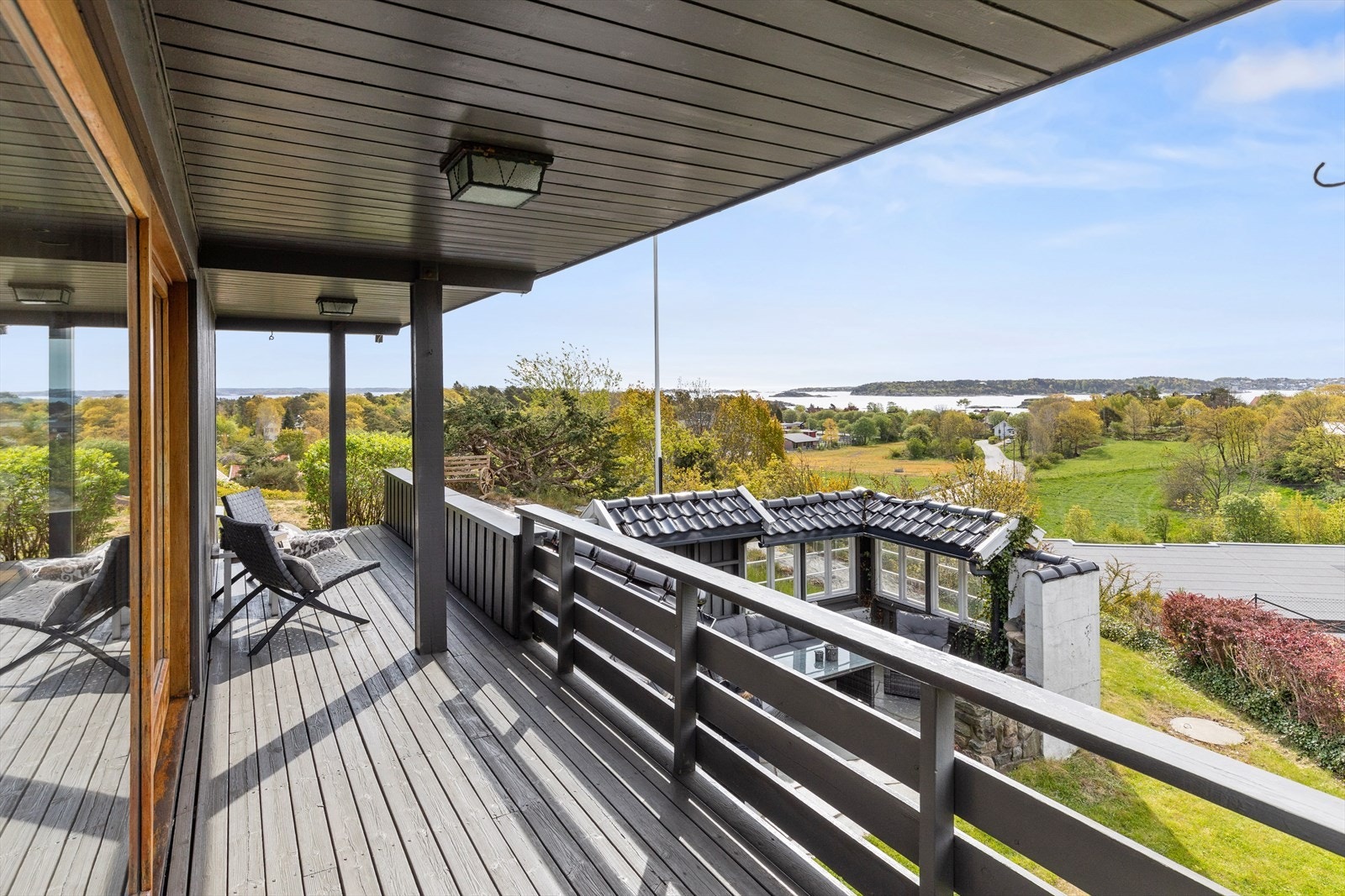Overbygget terrasse med flott utsikt og sol fra morgen til kveld Galleribilde