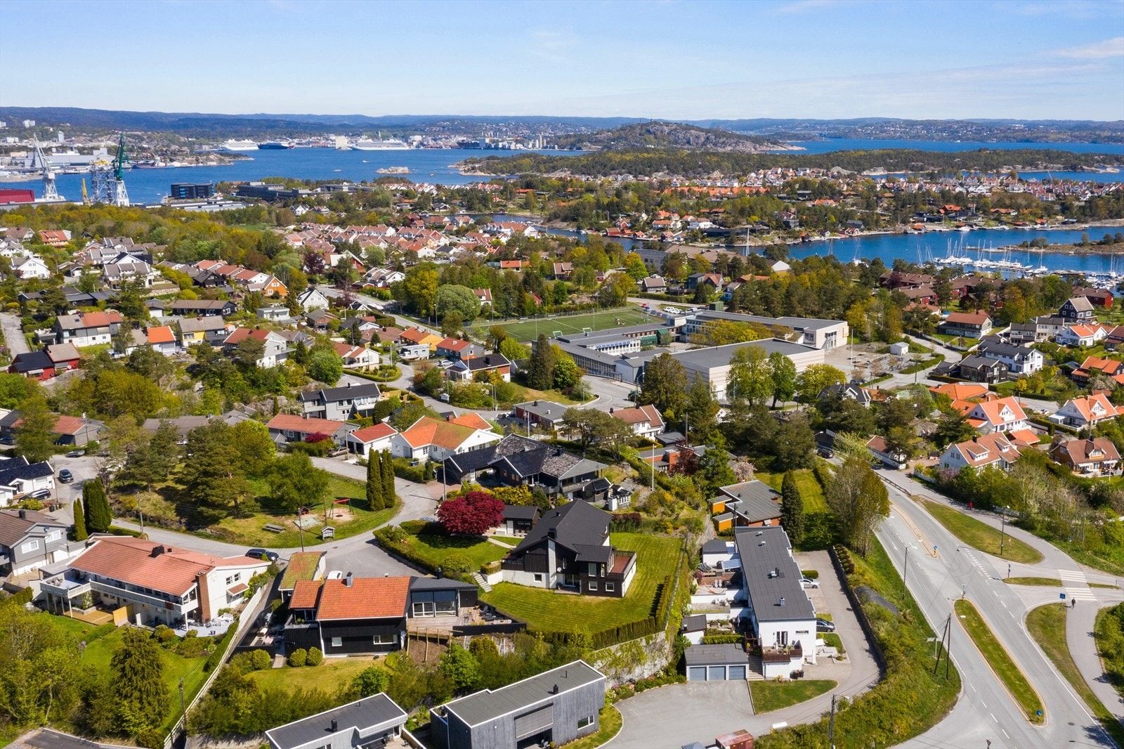 Det er kort vei til buss med hyppige avganger til byen. I området er det butikk, barnehager, barne- og ungdomskole. Gangavstand til Ternevik båthavn og Møviksstranda. Galleribilde