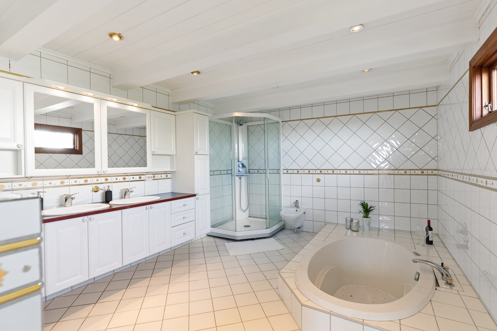 Fliselagt bad 1.etg, nytt i 1999. Dusjkabinett (nytt i 2014) Innredning m/ dobbel servant, boblekar, vegghengt toalett og bidet. Galleribilde