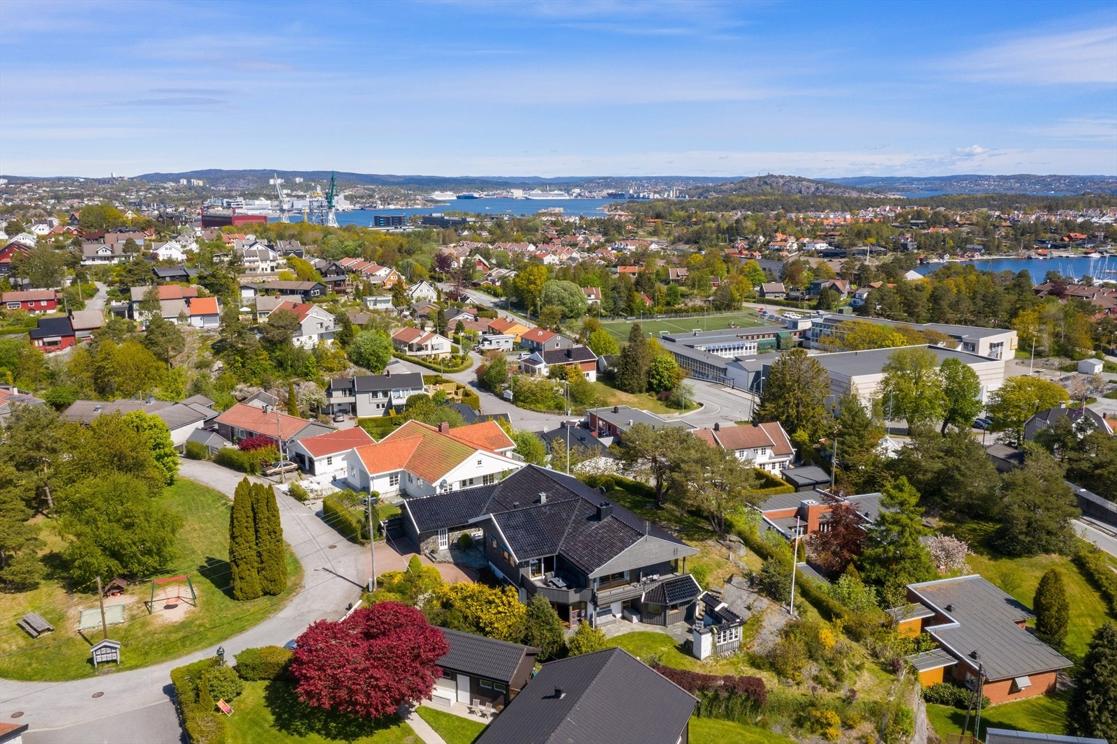 Boligen ligger flott til på nydelig utsiktstomt i populært og veletablert boligområde på Møvik, Ytre Vågsbygd Galleribilde