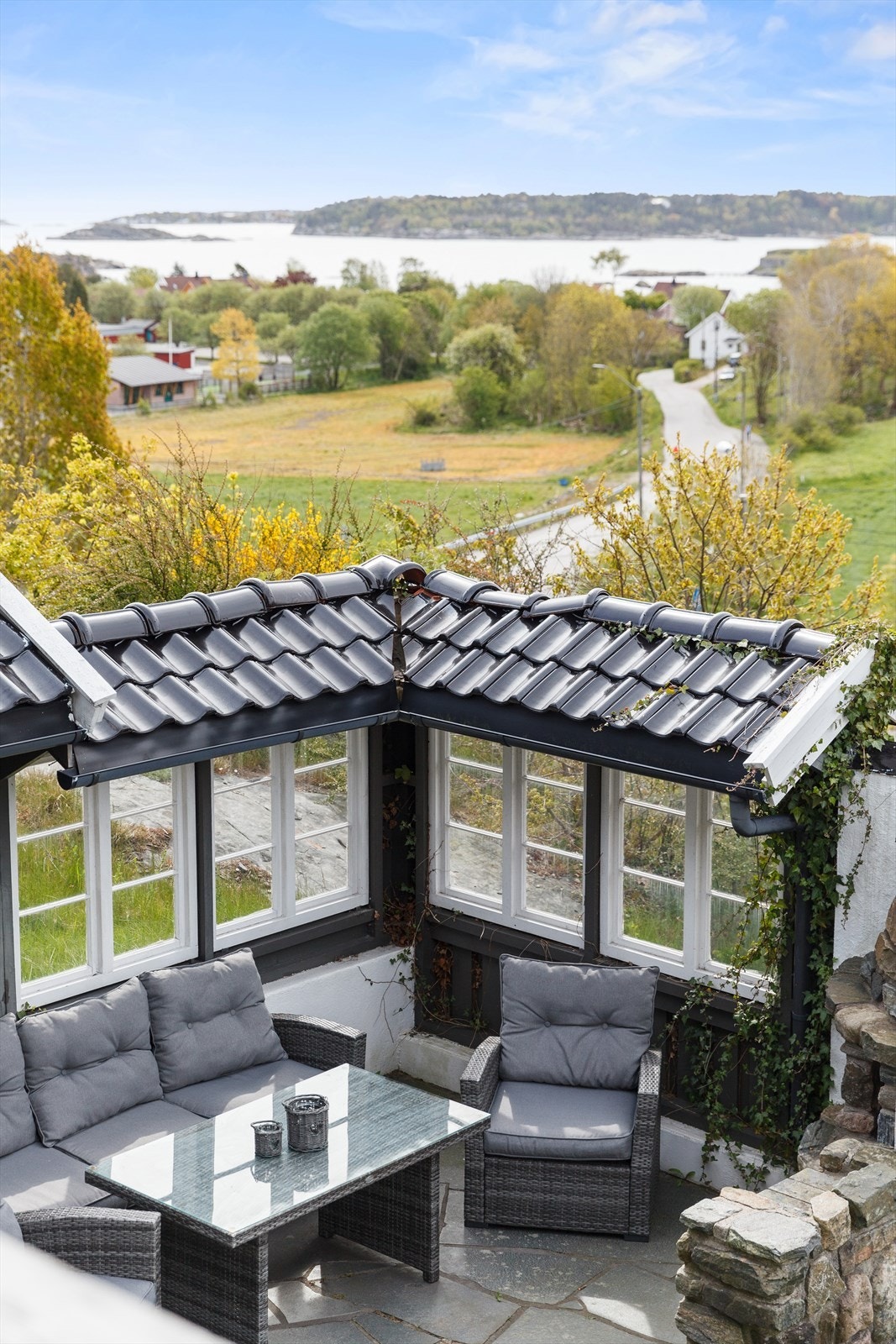 På tomten er det flere usjenerte og lune sitteplasser Galleribilde
