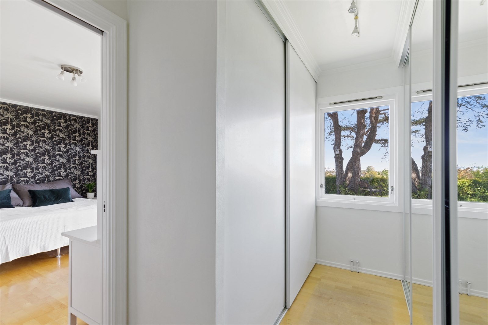 Walk in closet/garderoberom i tilknytning til hovedsoverommet Galleribilde