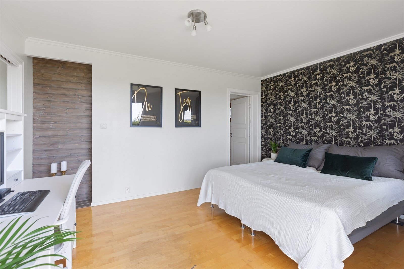 Hovedsoverom med adkomst til eget bad Galleribilde