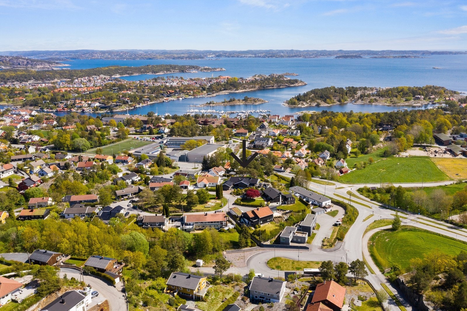 DNB Eiendom v/Monica Pouline Grevsen har gleden av å presentere Møvikbakken 19. Eiendommen har fantastisk utsikt over sjøen og innseilingen Galleribilde