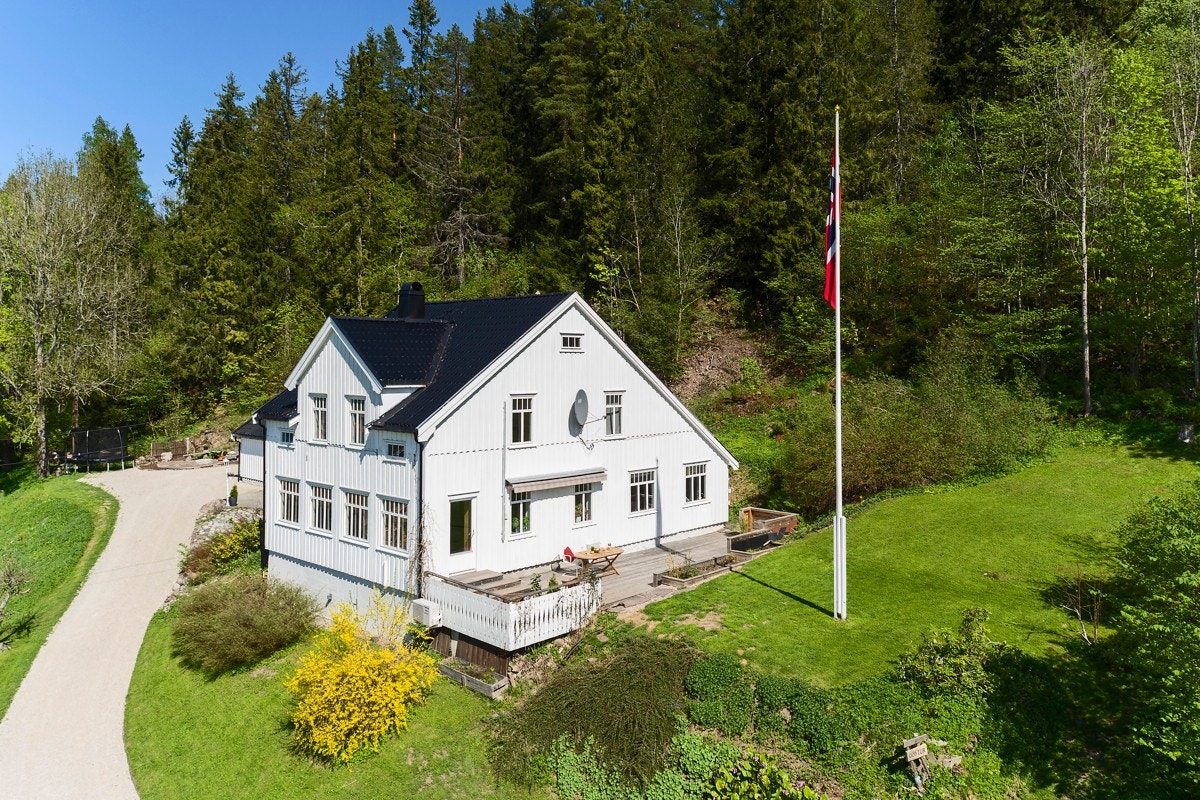 Bakkerudveien 15 er en idyllisk beliggende eiendom med småbruksfølelse. Galleribilde