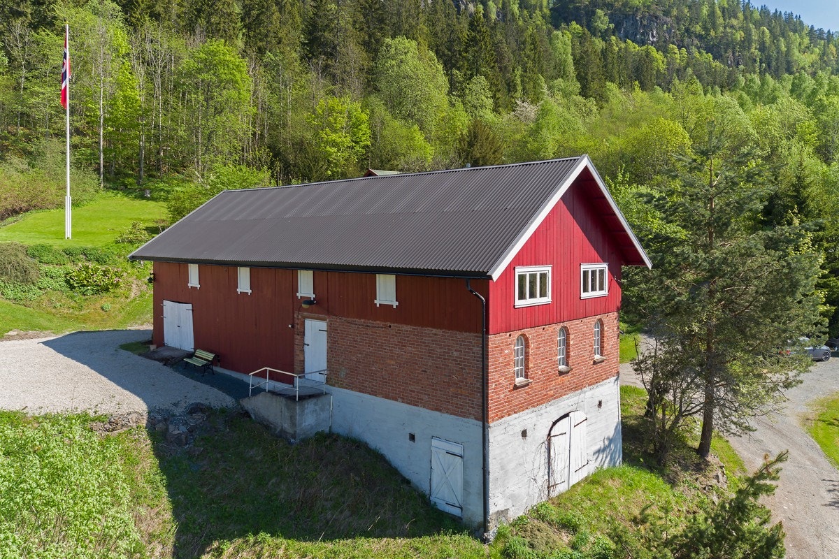 På tomten som måler over 3 mål står det en klassisk låve med lager, verksted og dobbelgarasje. Galleribilde