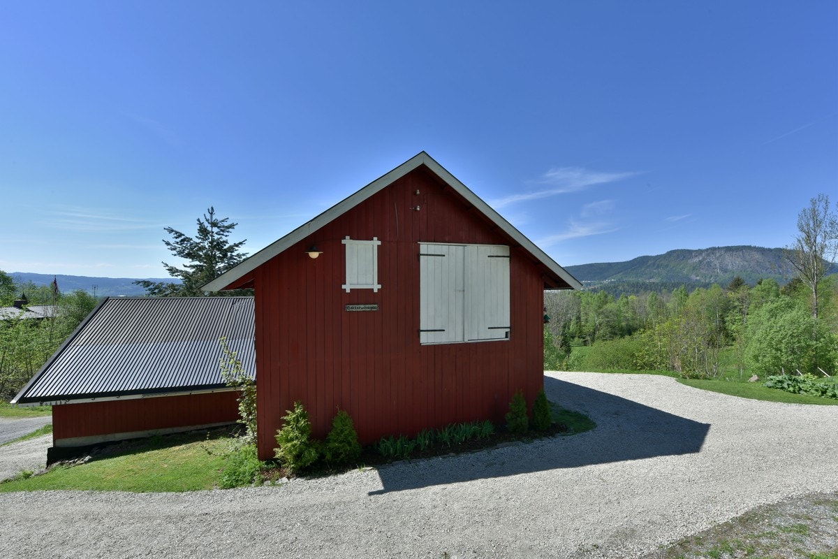 I låve er det lager, verksted og dobbelgarasje. Galleribilde