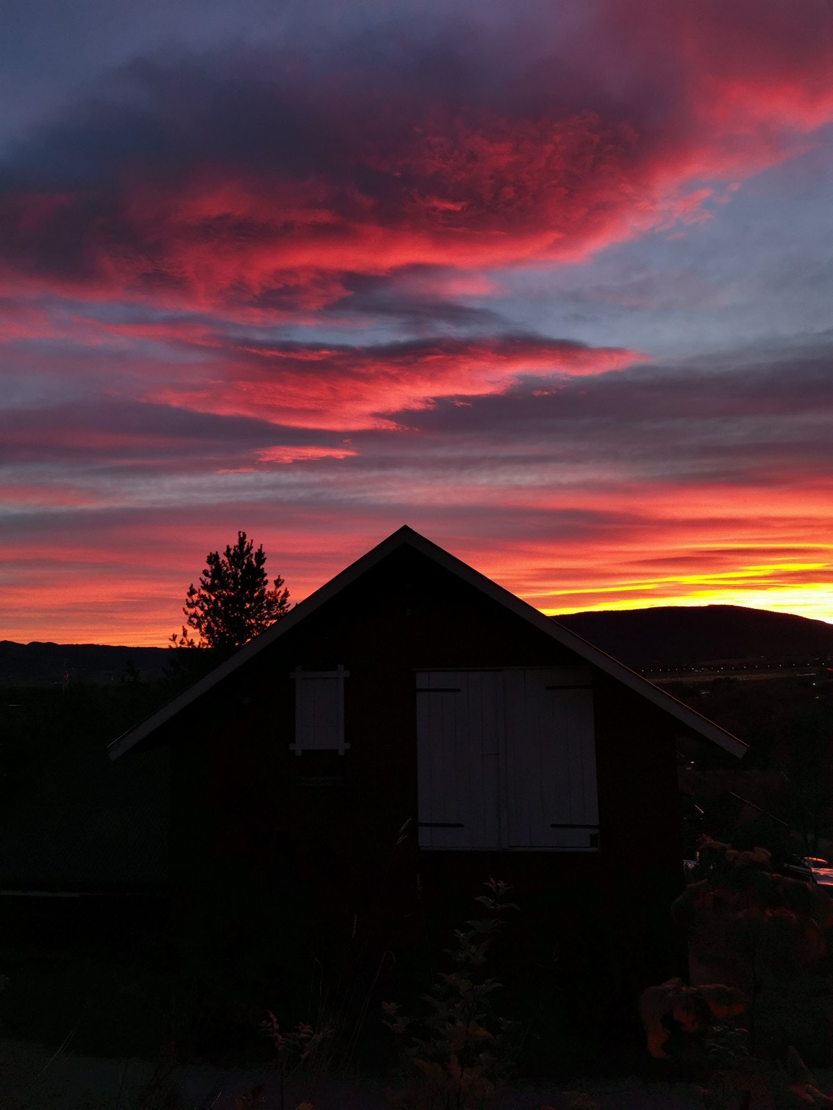 Solnedgang over låven. Galleribilde