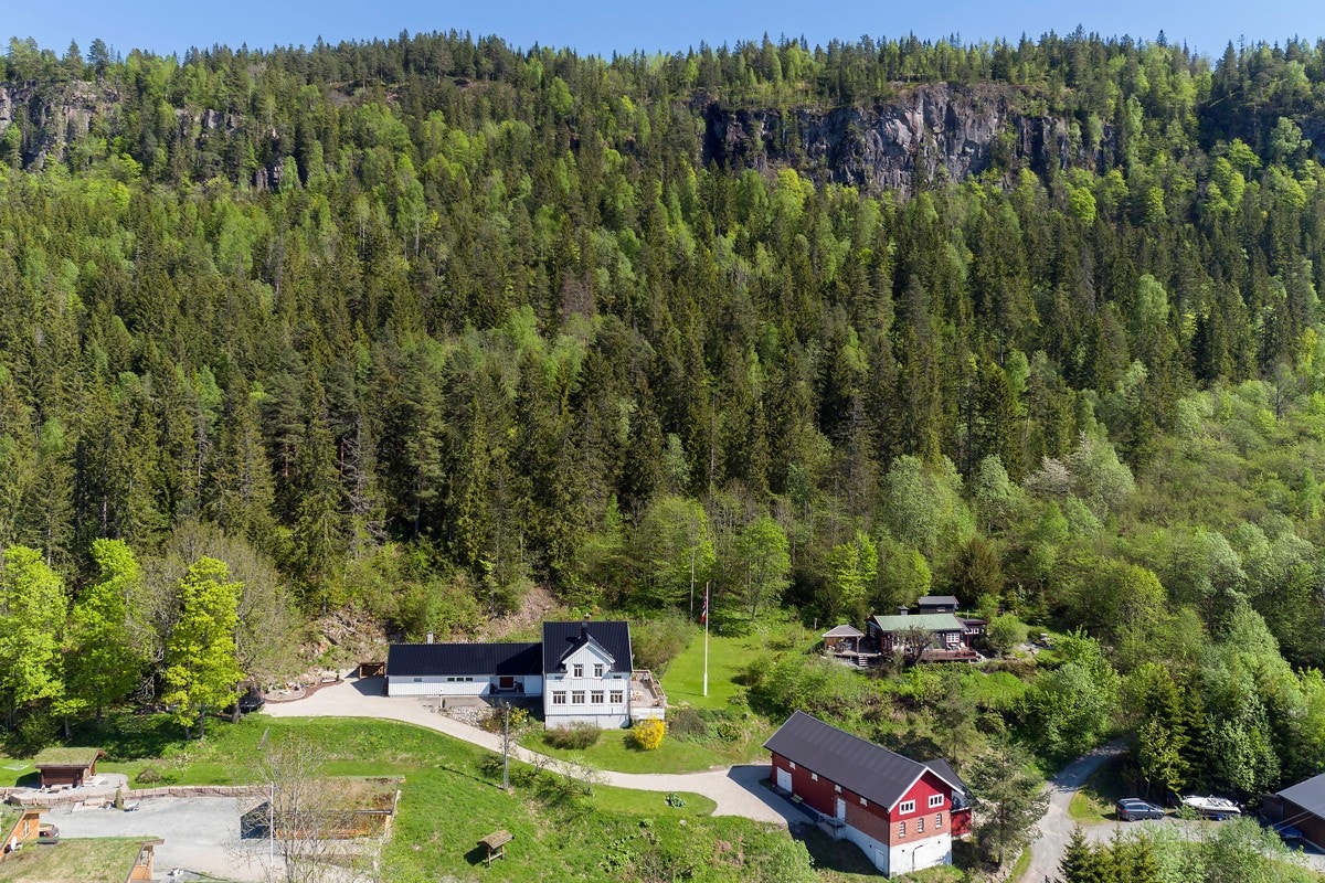 Eiendommen ligger idyllisk til ved skogbrynet, rundt 2 km øst for Sylling sentrum i Lier kommune. Galleribilde