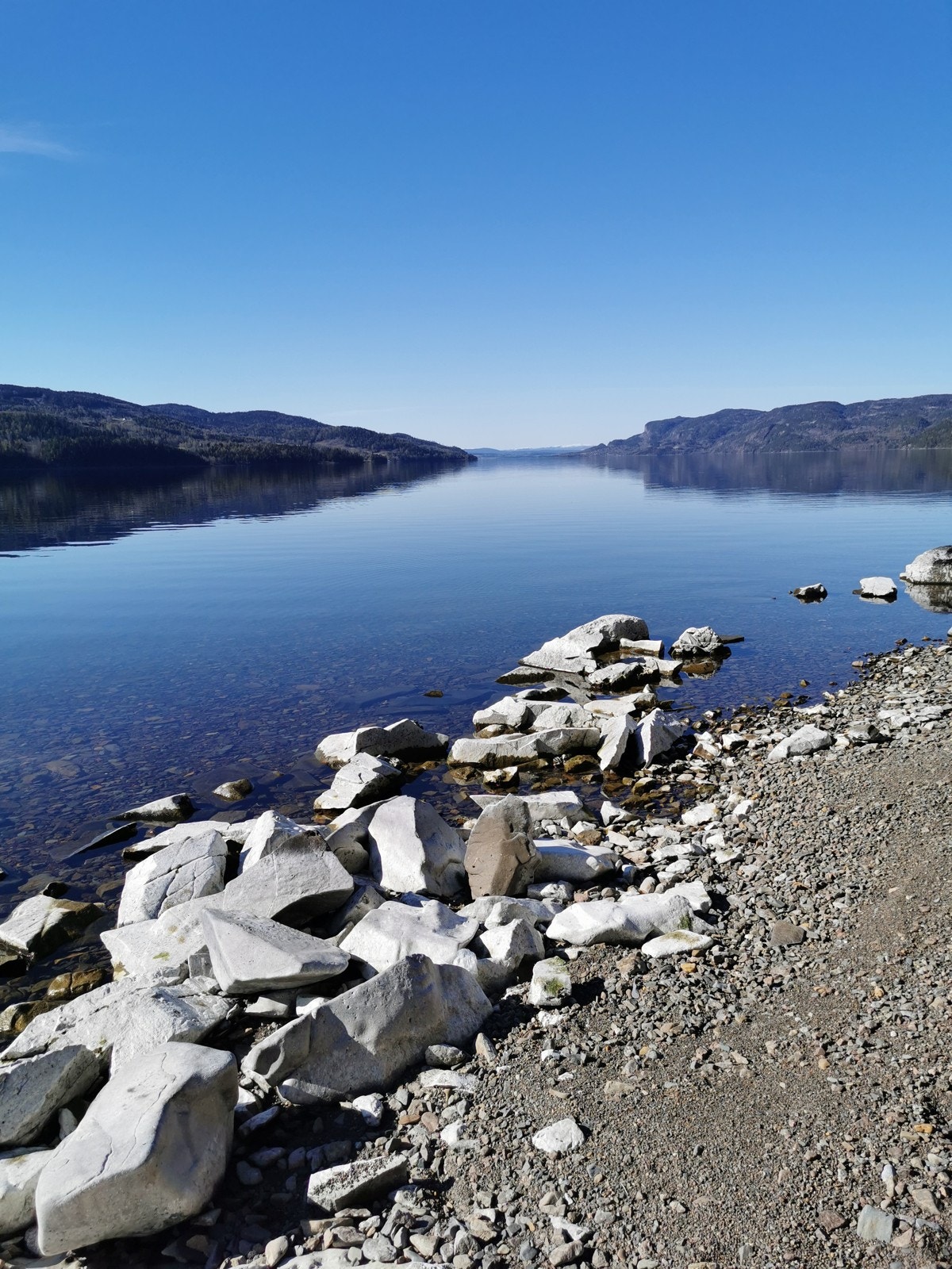 Den nydelige Fjordstien langs Holsfjorden har mange bål og rasteplasser. Galleribilde