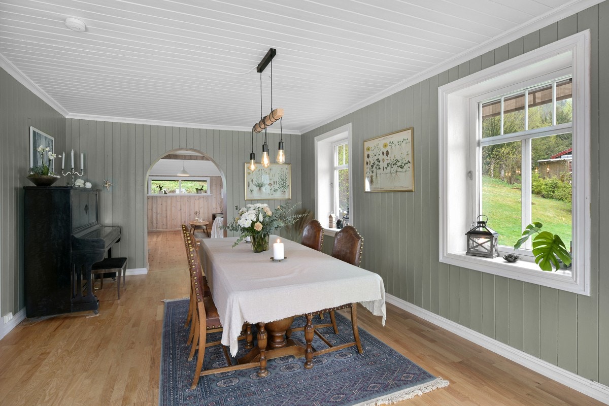 Spisestuen er romslig. Her er det god plass til å samle både venner og familie. Galleribilde