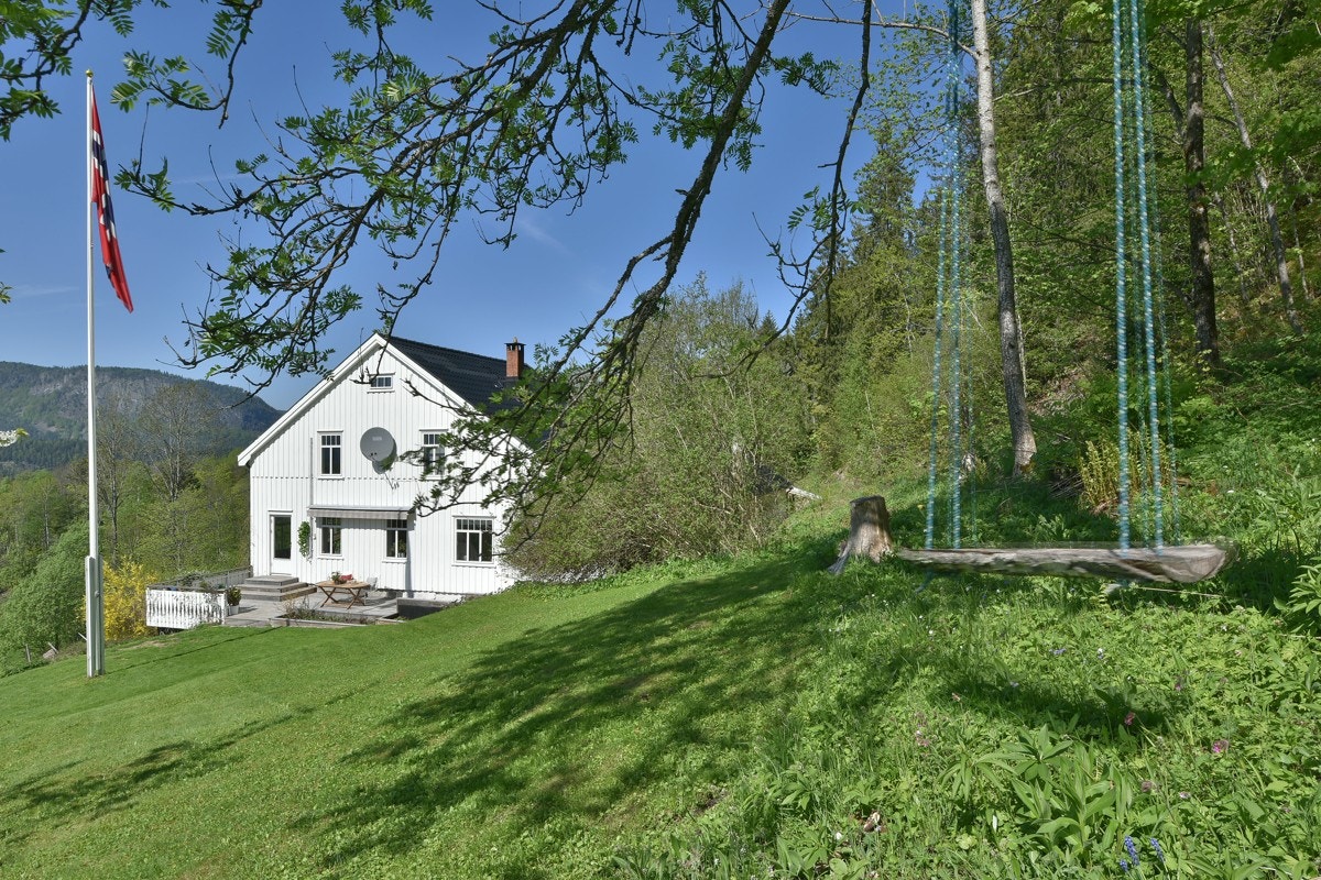 Eiendommen ligger idyllisk til på "solsiden" av bygda med en fantastisk utsikt over hele dalen. Galleribilde