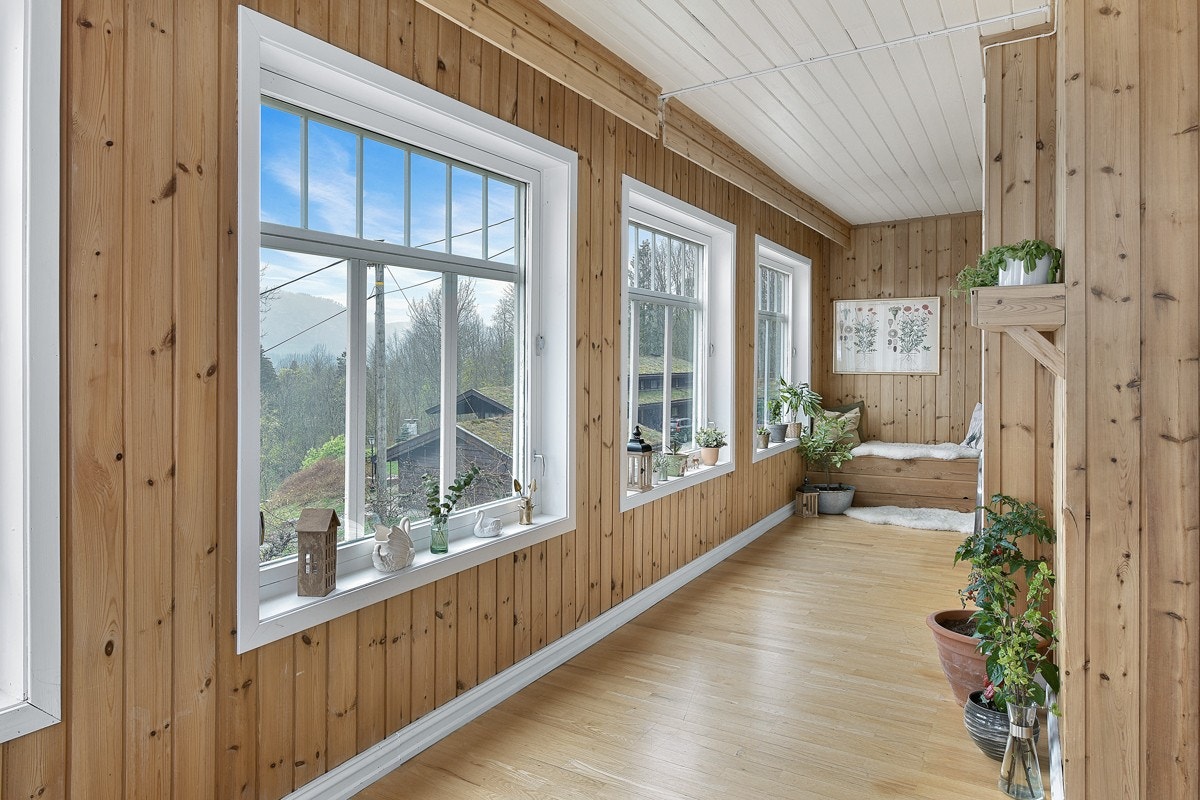 I enden av gangen finner du barløsning med åpning til kjøkkenet, samt en plassbygd benk. Det perfekte sted å lese en god bok. Galleribilde